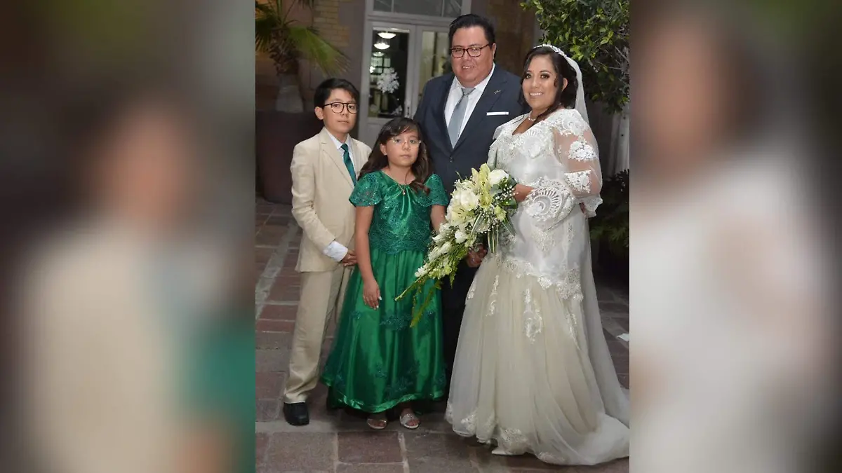 La familia Gurrola Martínez posó al término de la misa de esponsales