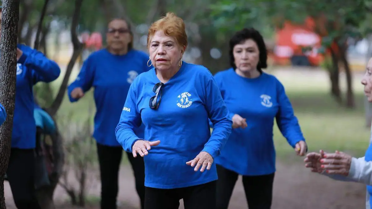 Grupo de deportistas de la tercera edad en Durango