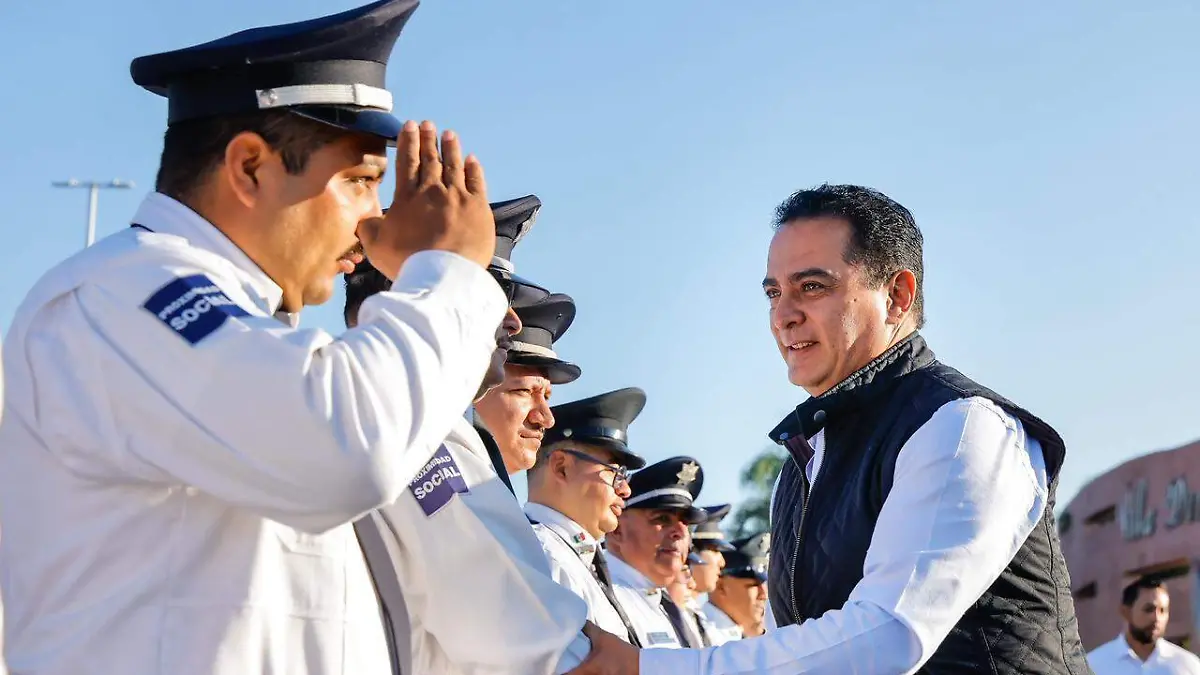 Entregan uniformes a elementos de Seguridad Pública 