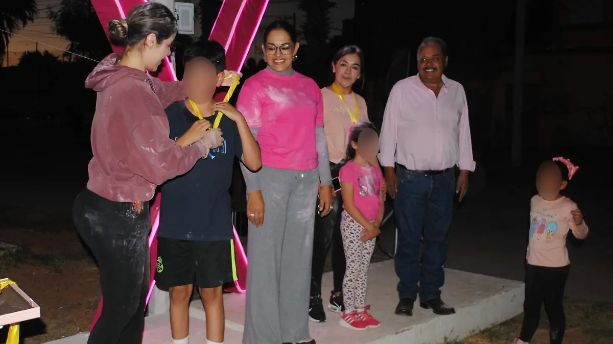 Entrega de medallla a niño ganador