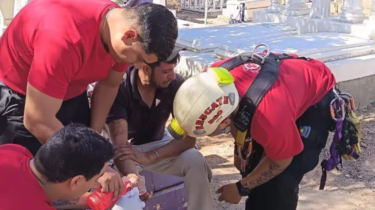 Hombre cae a una fosa en el Panteón de Oriente y resulta lesionado