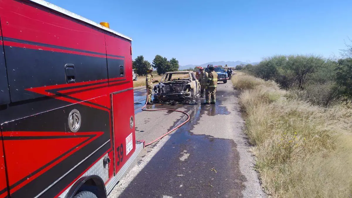 Incendio consume camioneta en Periférico Sur Oriente de Durango