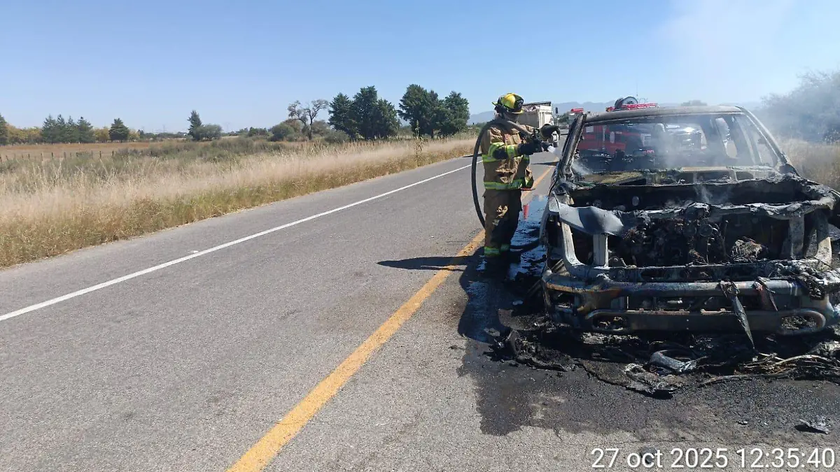 Incendio consume camioneta en Periférico Sur Oriente de Durango