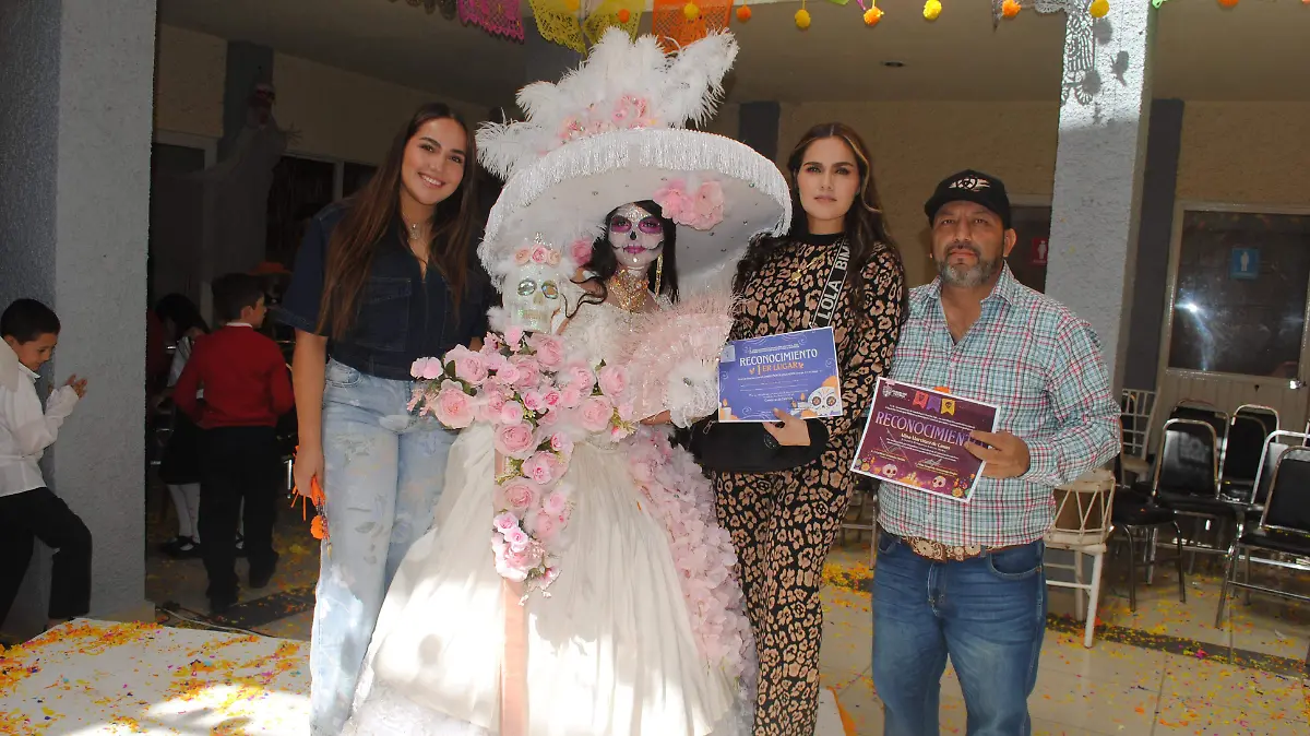 Ganadora del primer lugar y sus papás