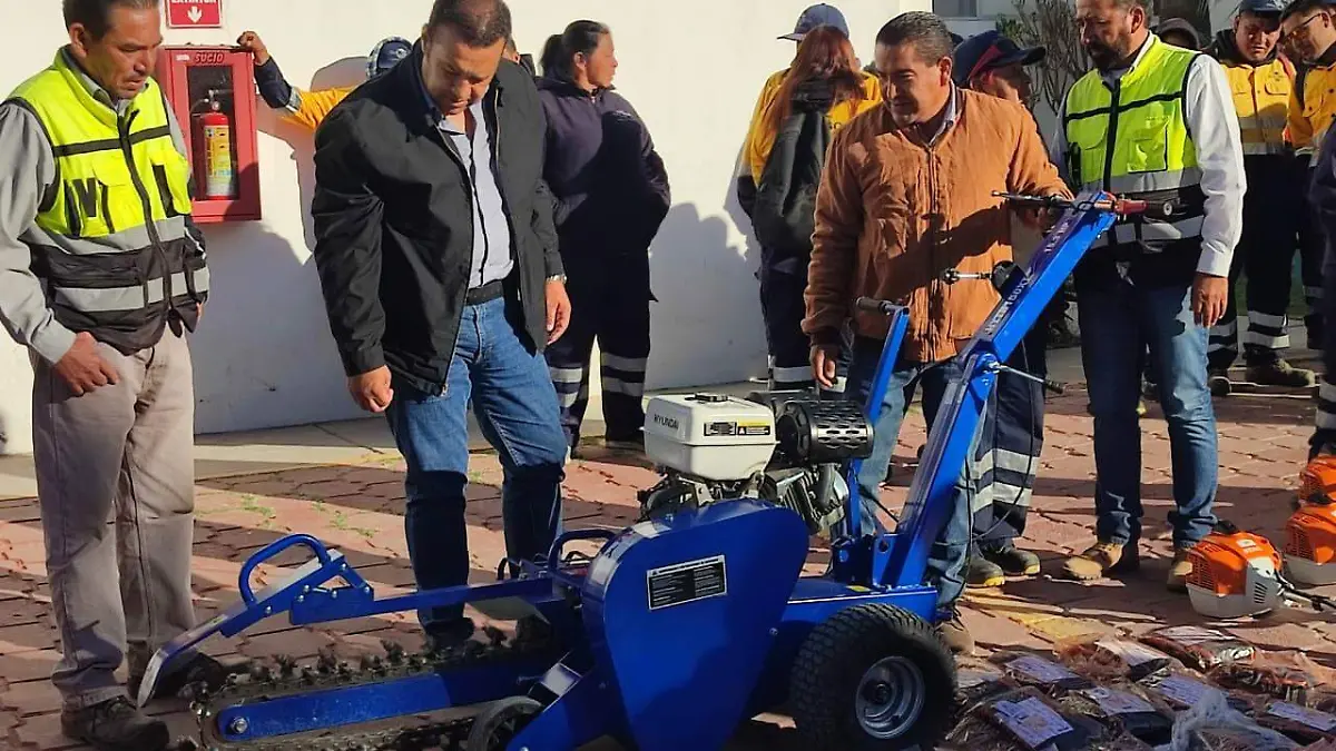 Entregan equipo a trabajadores de Servicios Públicos