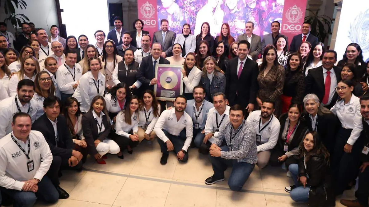 Otorga Marisol Rosso “Disco de Oro” al Congreso del Estado