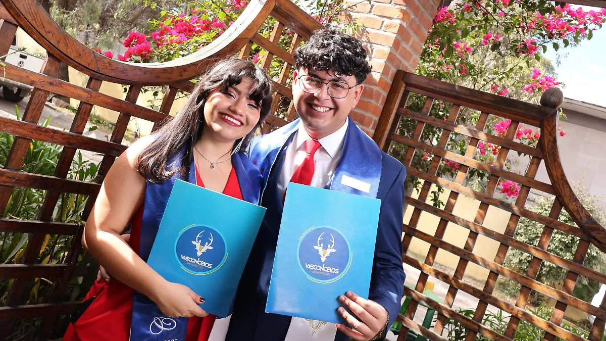 Recibe Daniel Arturo su carta de pasante como Licenciado en Comunicación