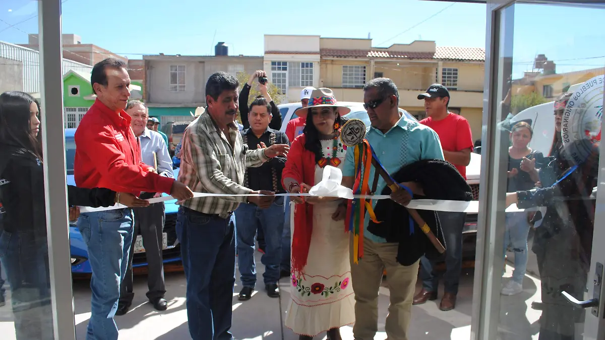 Corte del listón simb+olico de inauguración