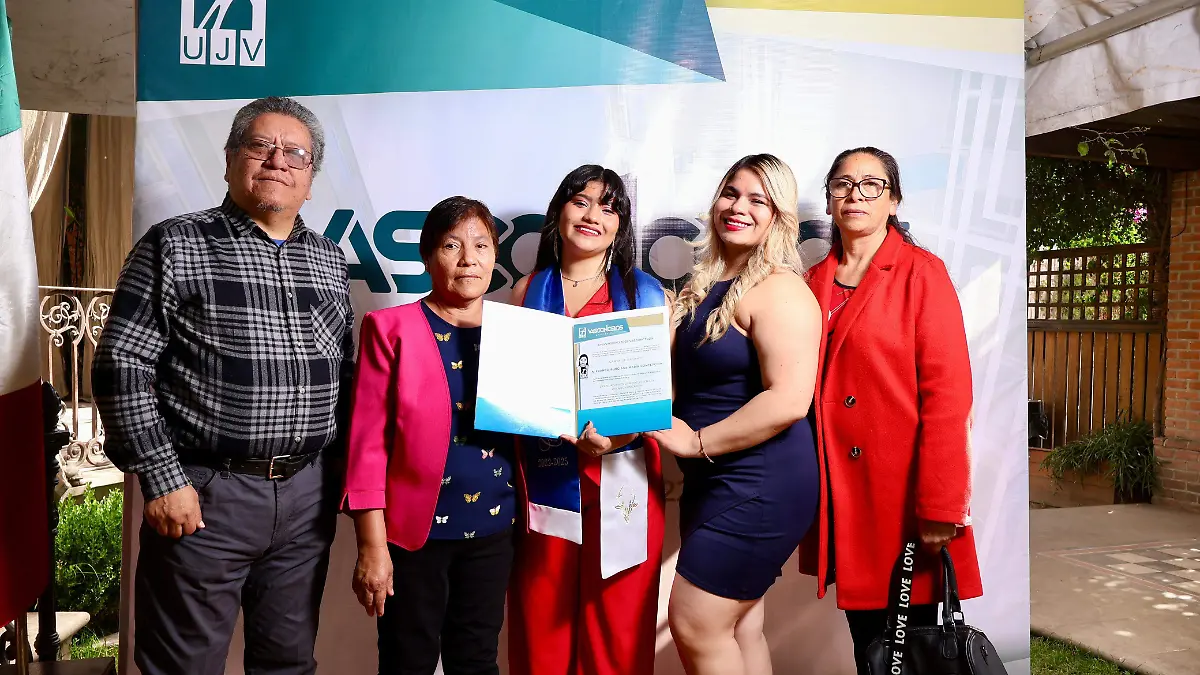 La nueva profesionista estuvo acompañada en la ceremonia por su querida familia