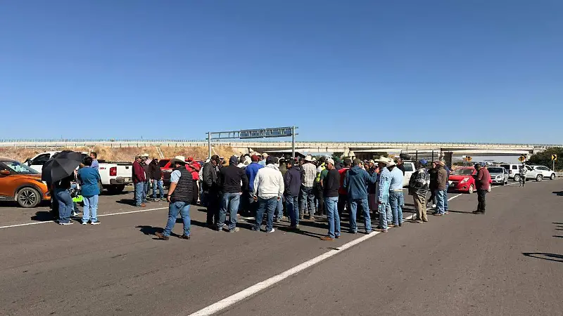Campesinos realizan bloqueos carreteros en Durango