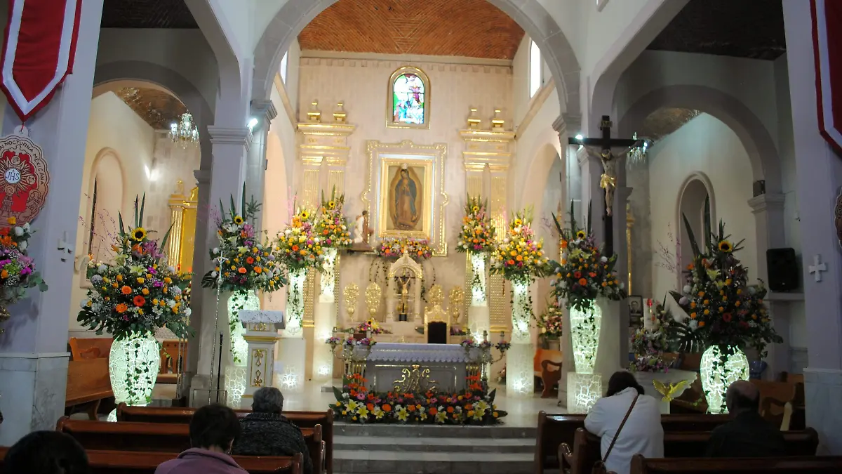 Muy ornamentado el altar de templo parroquial