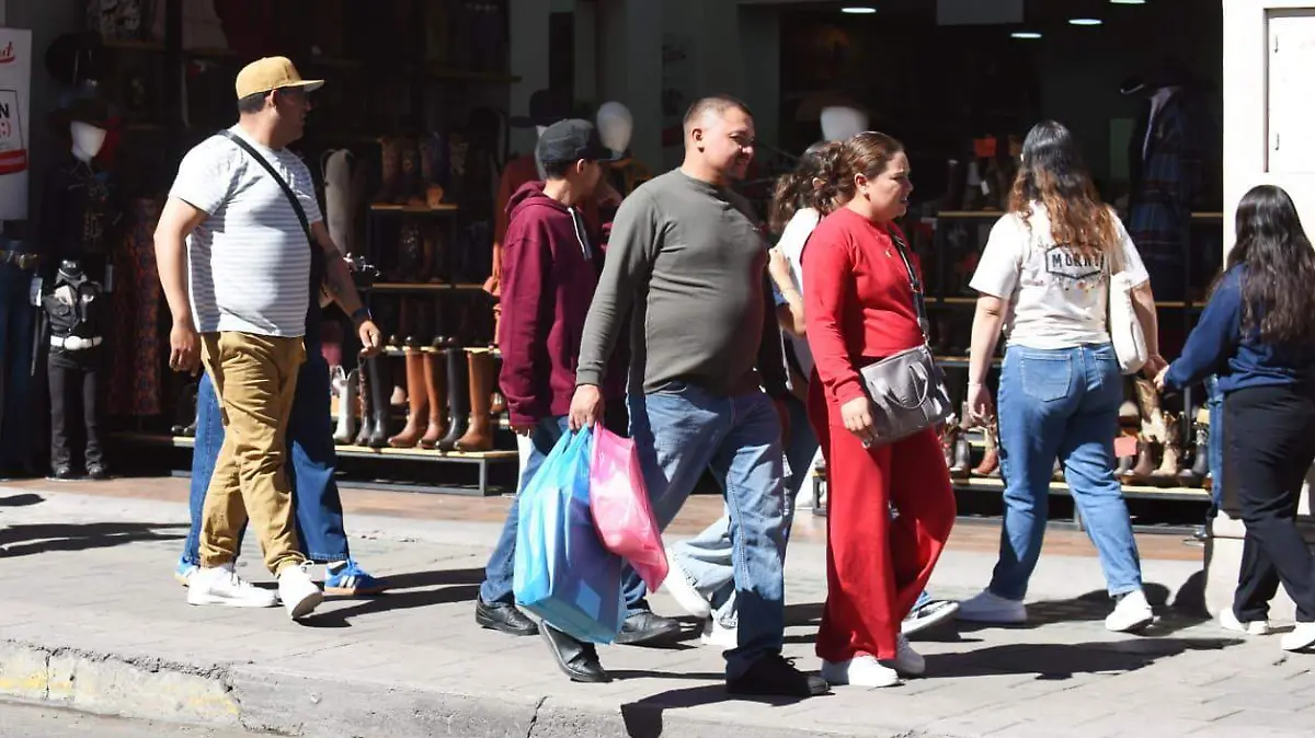 Ciudadanos caminando en el Centro Histórico 