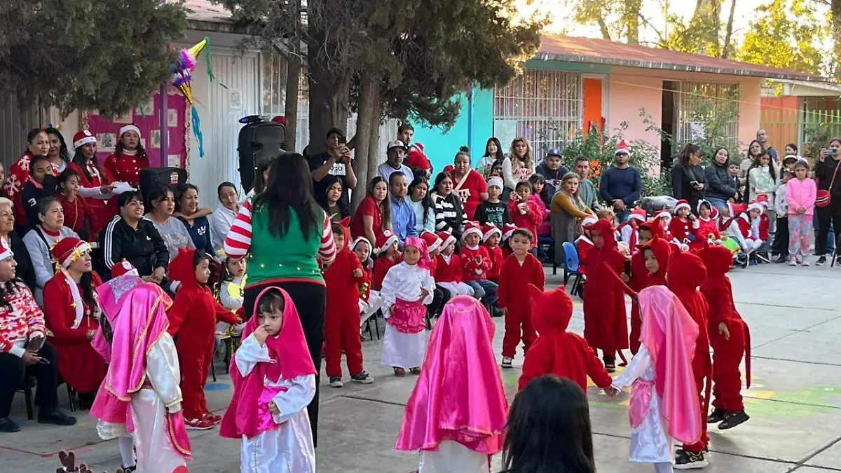 Los niños lucieron tradicionales atuendos