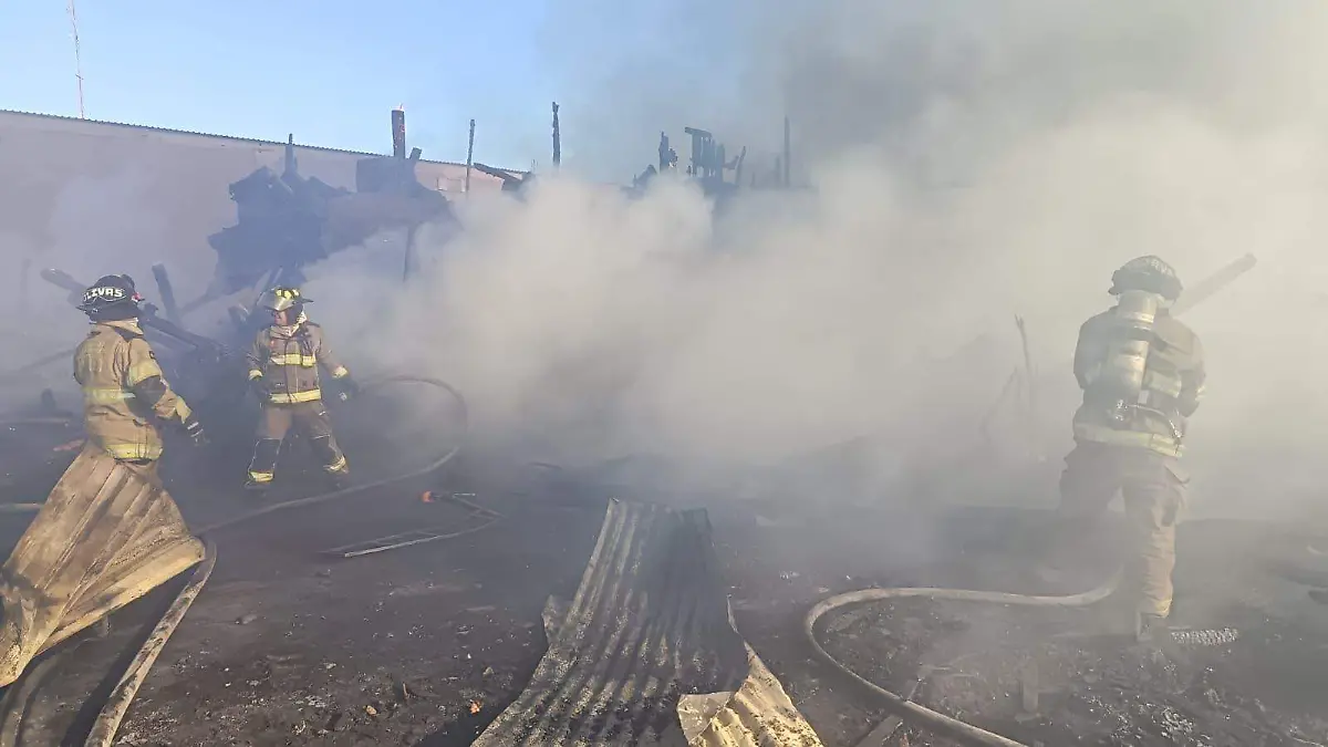 Incendio consume bodega y vehículos en la colonia Ampliación 20 de Noviembre