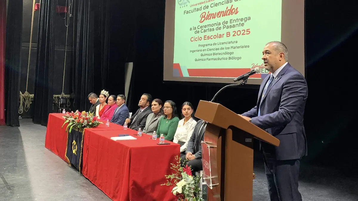 El rector de la UJED, Ramoìn Garciìa Rivera, entrega cartas de pasante a egresados de la Facultad de Ciencias Quiìmicas 4