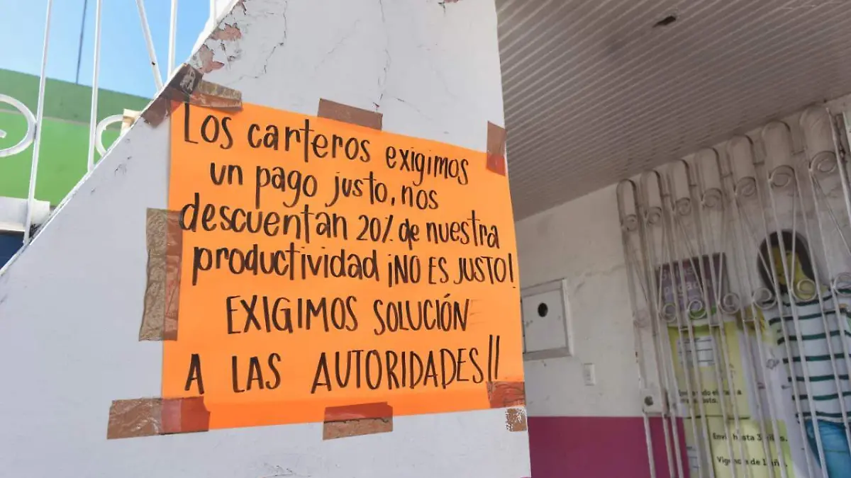 Manifestación de empleados de Correos de México 