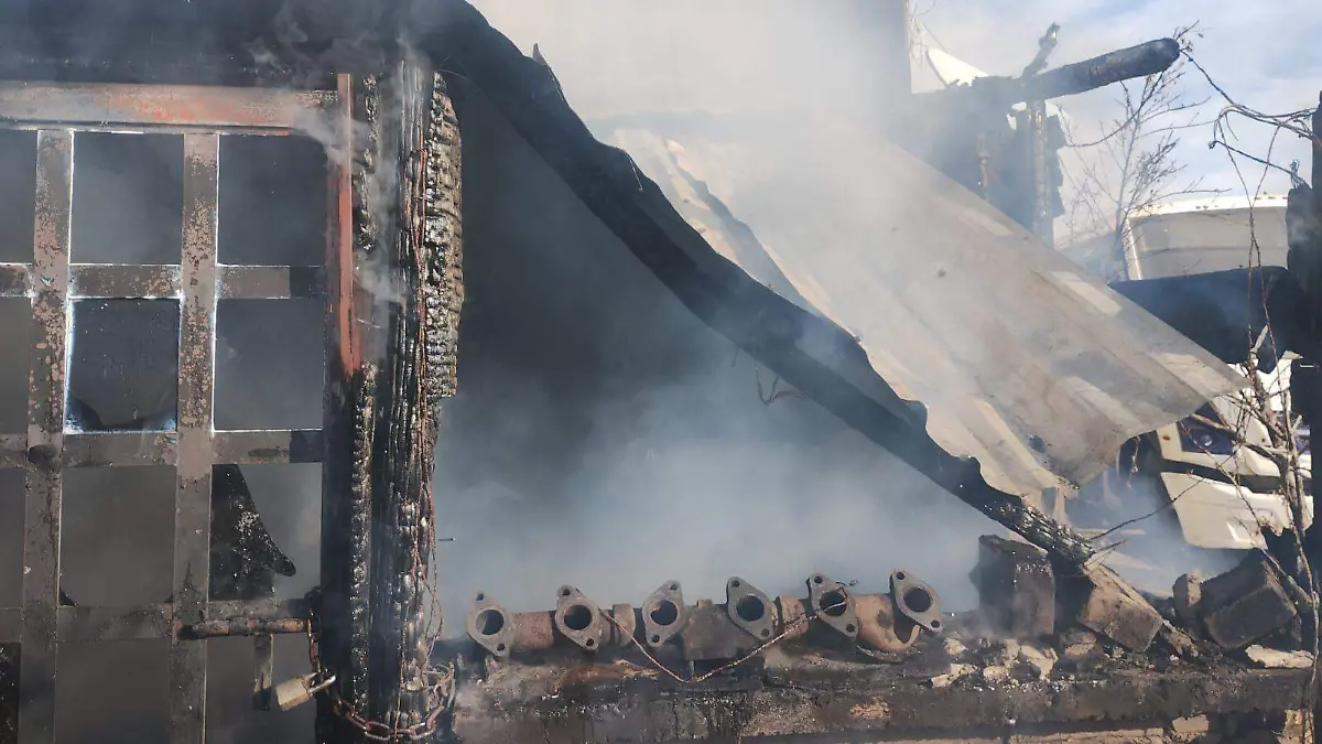 Bomberos controlan incendio en taller de grúas