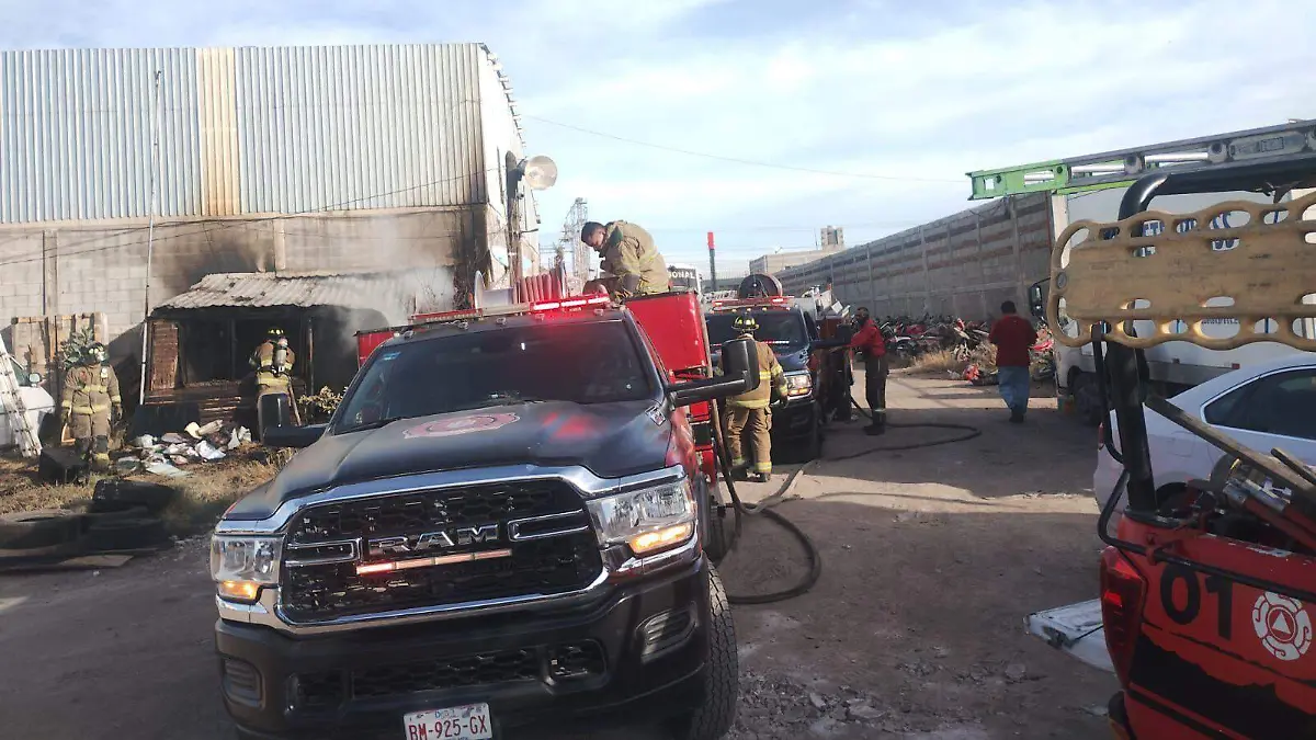 Bomberos controlan incendio en taller de grúas