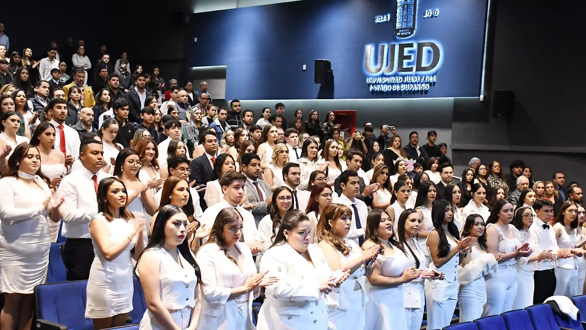 Generación 97 de Odontología recibe cartas de pasante en ceremonia universitaria 2