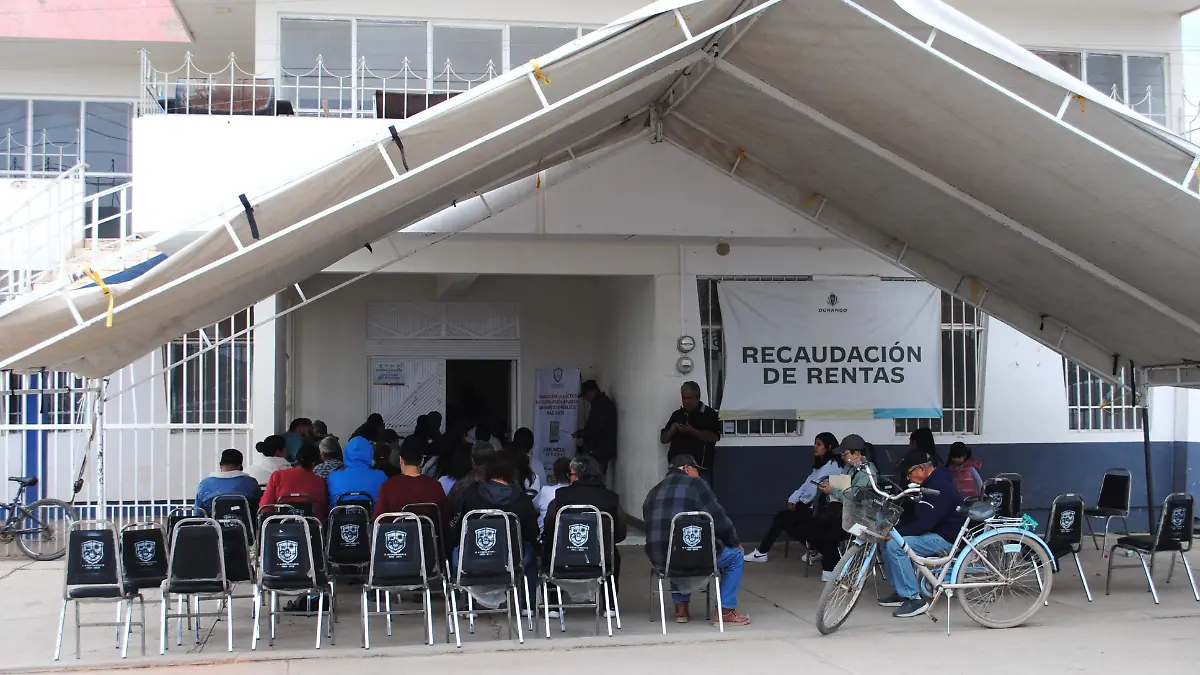 Grupo de causantes esperando turno para pagar (1)