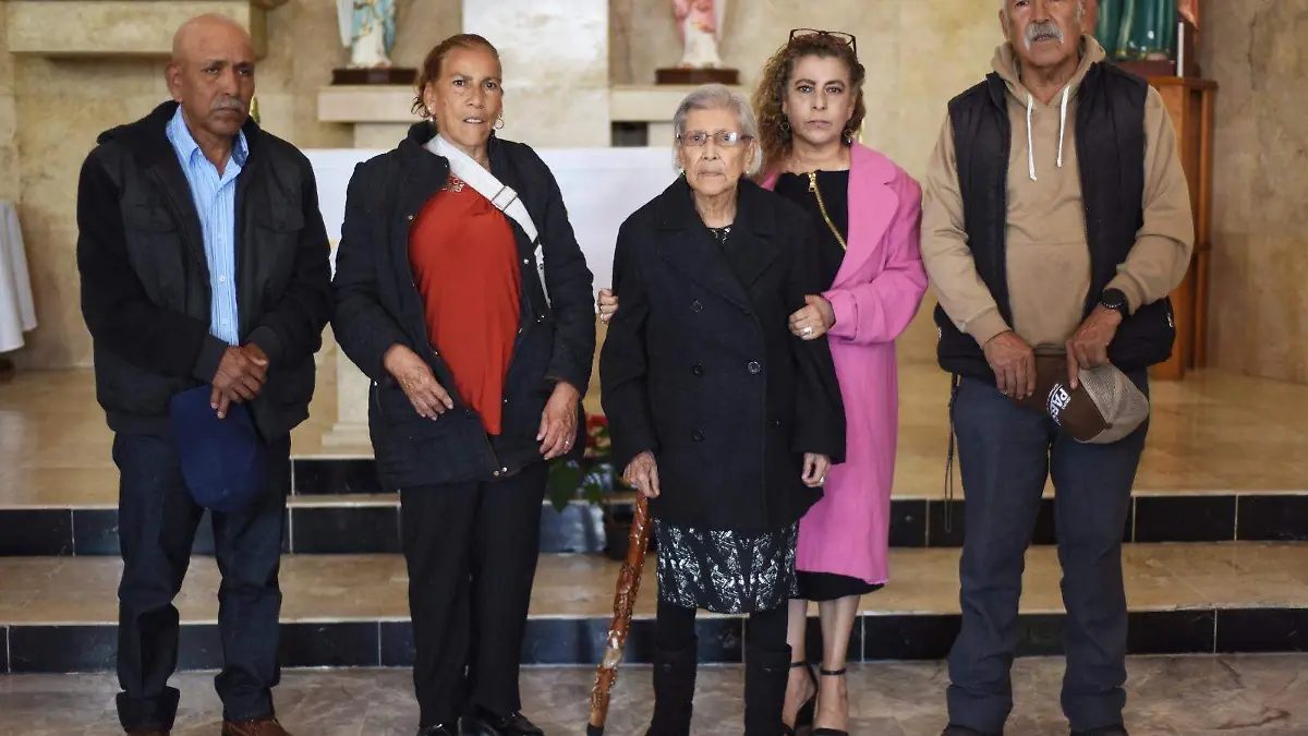 Los hijos de la festejada posaron junto a su mamá al término de la misa