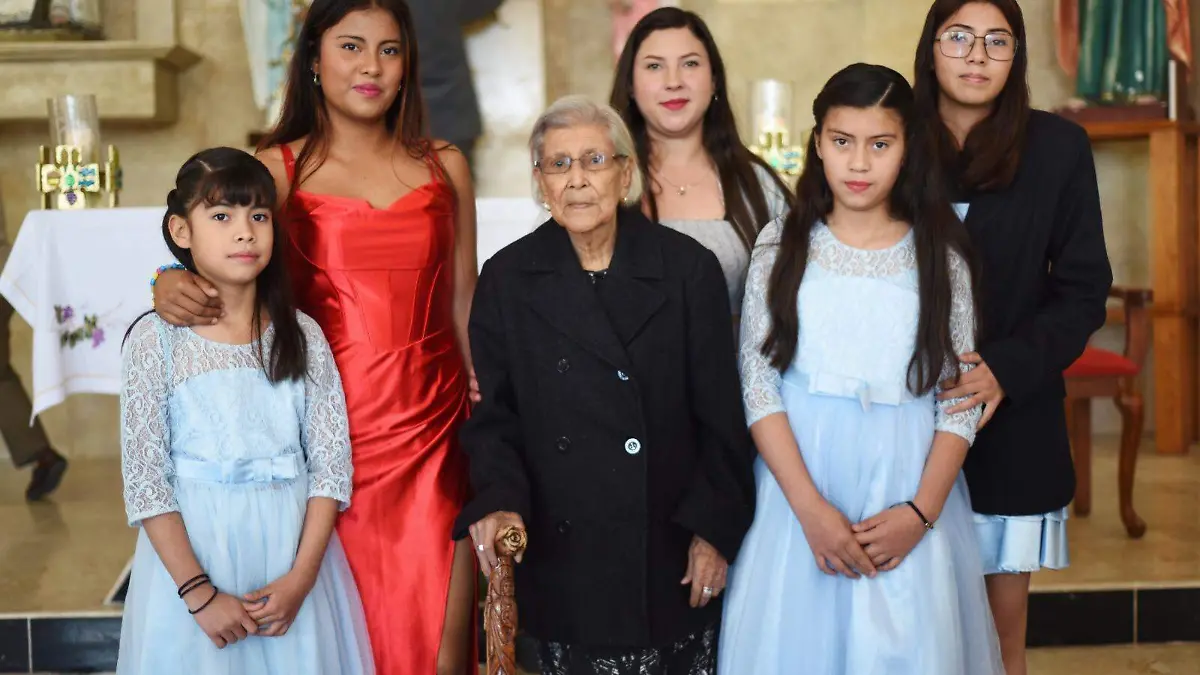 Mucha alegría le han regalado a doña Juanita sus bisnietos