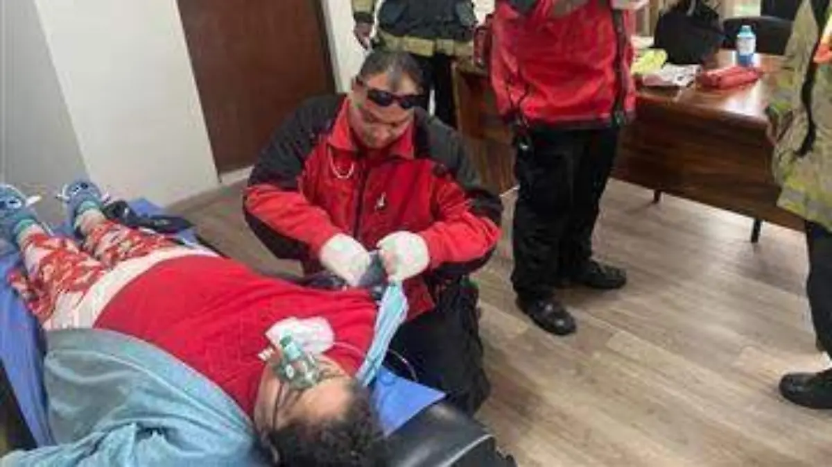 Salvan elementos de Bomberos a mujer tras emergencia cardiaca