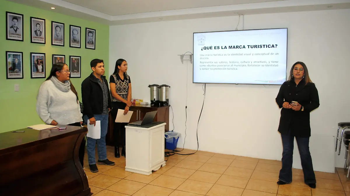 Faviola Frasoso presentando los diseños