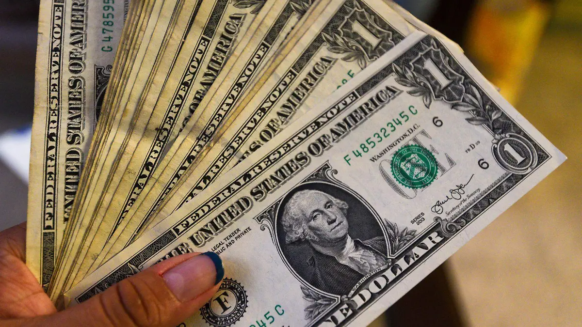 1038676_Precio del dólar baja_web