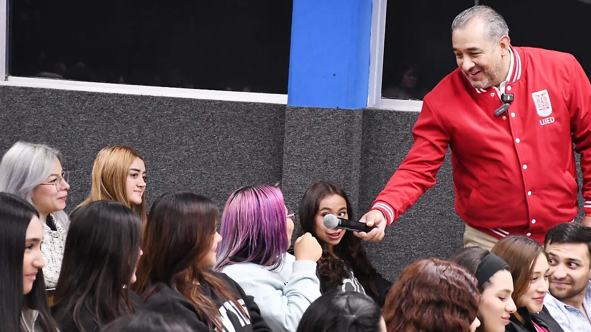 Rector de la UJED encabeza bienvenida a estudiantes de nuevo ingreso en la Facultad de Odontología