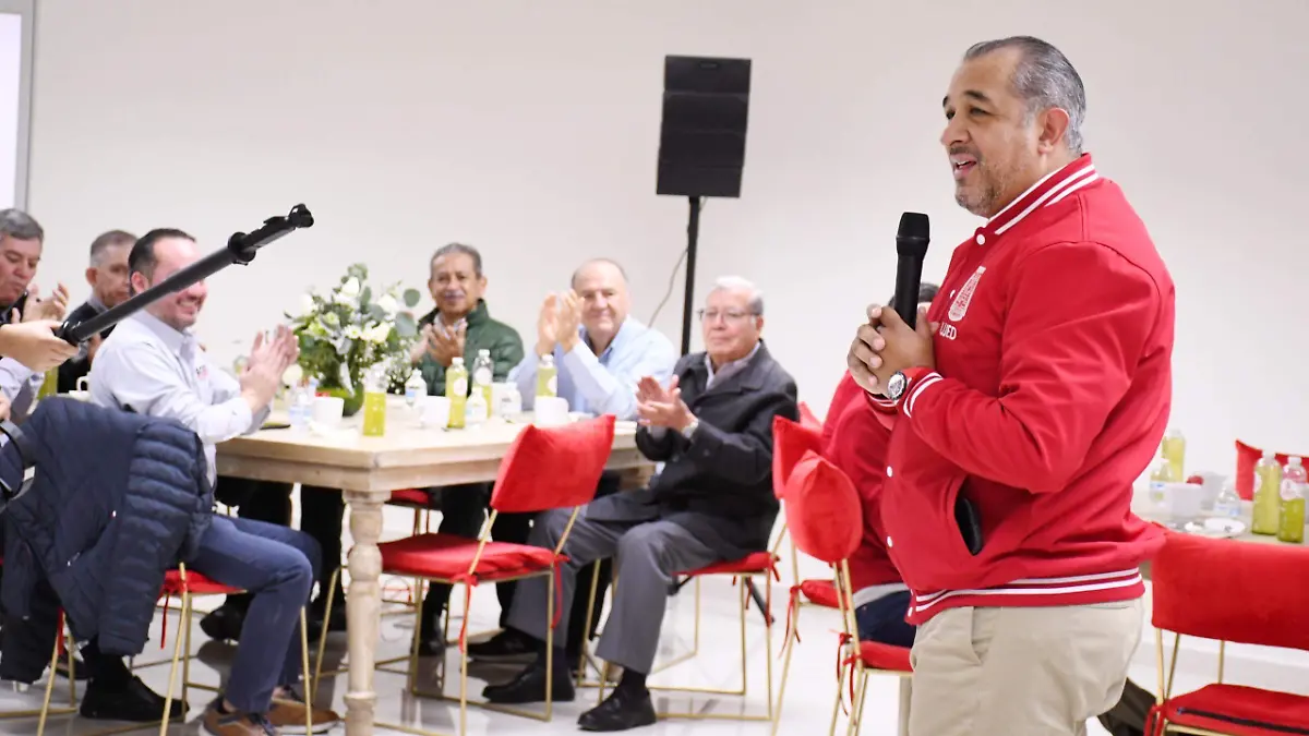 Rector de la UJED reconoce en su día la labor del personal de Odontología