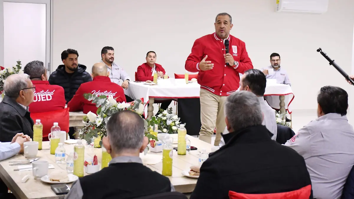 Rector de la UJED reconoce en su día la labor del personal de Odontología 2