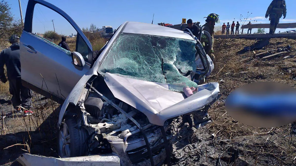 Choque en el anillo Periférico de Durango deja tres muertos y un herido grave