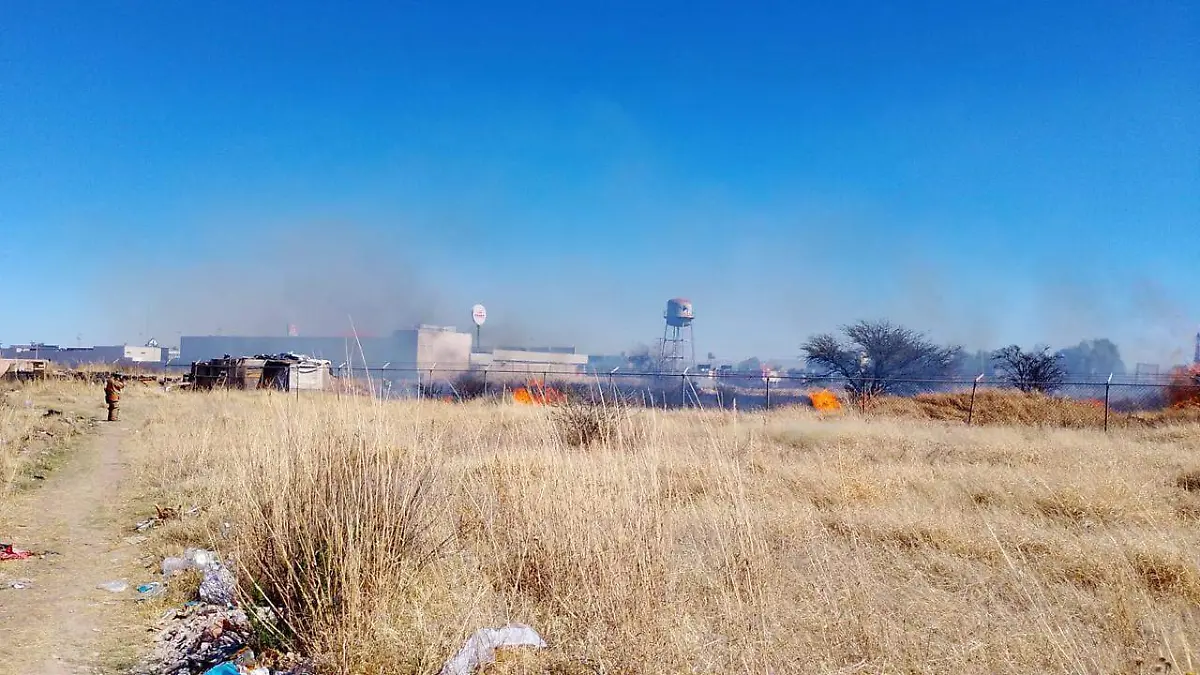 Bomberos de Durango sofocan dos incendios de zacatales 