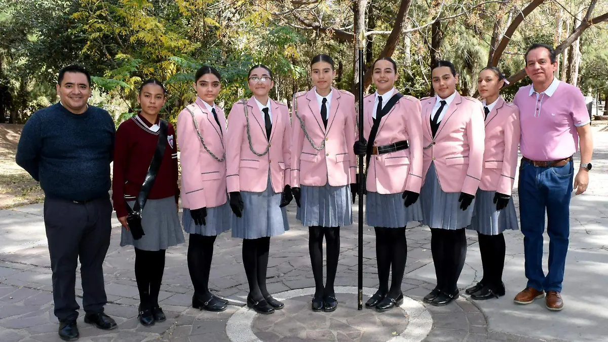 Lucieron impecables con su uniforme las alumnas pertenecientes a la escolta de la Escuela Secundaria Técnica Número 1