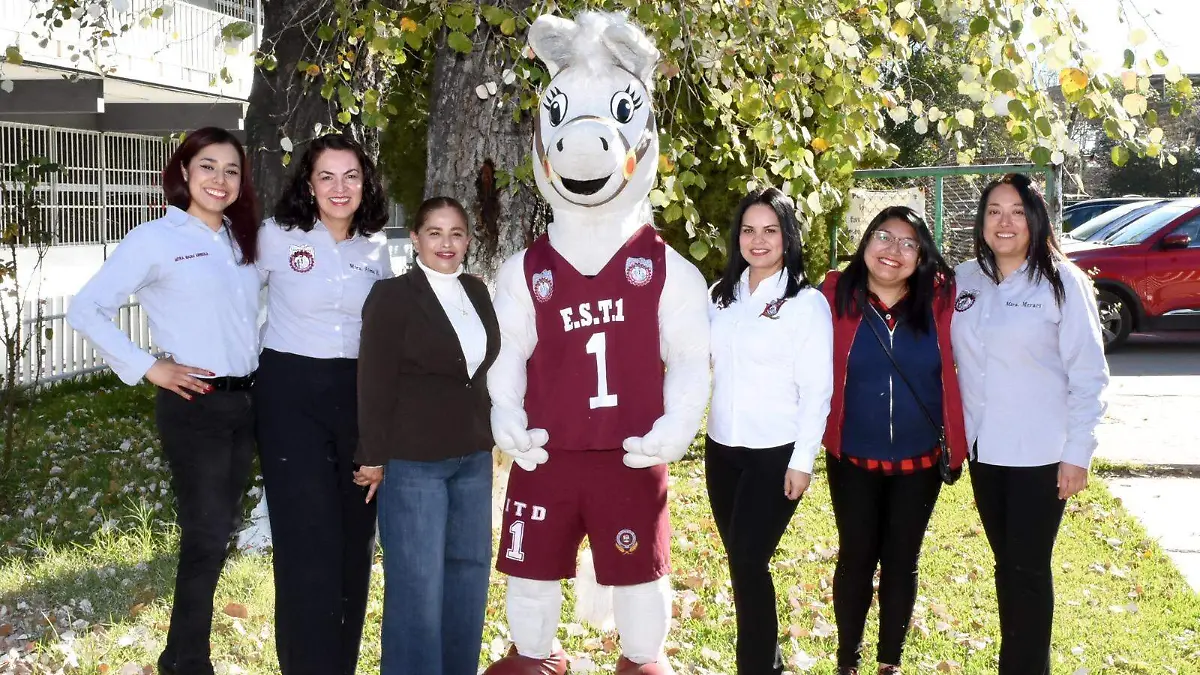 En el festejo de la escuela las maestras de Español