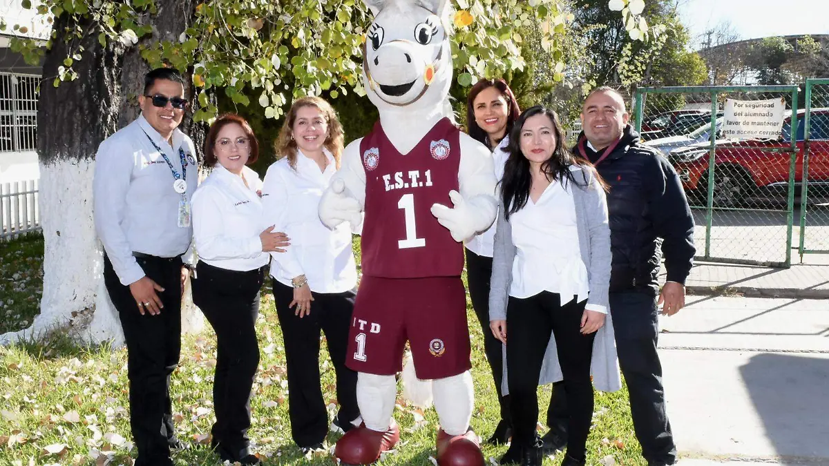 Los maestros de Ciencias junto a la mascota de la escuela