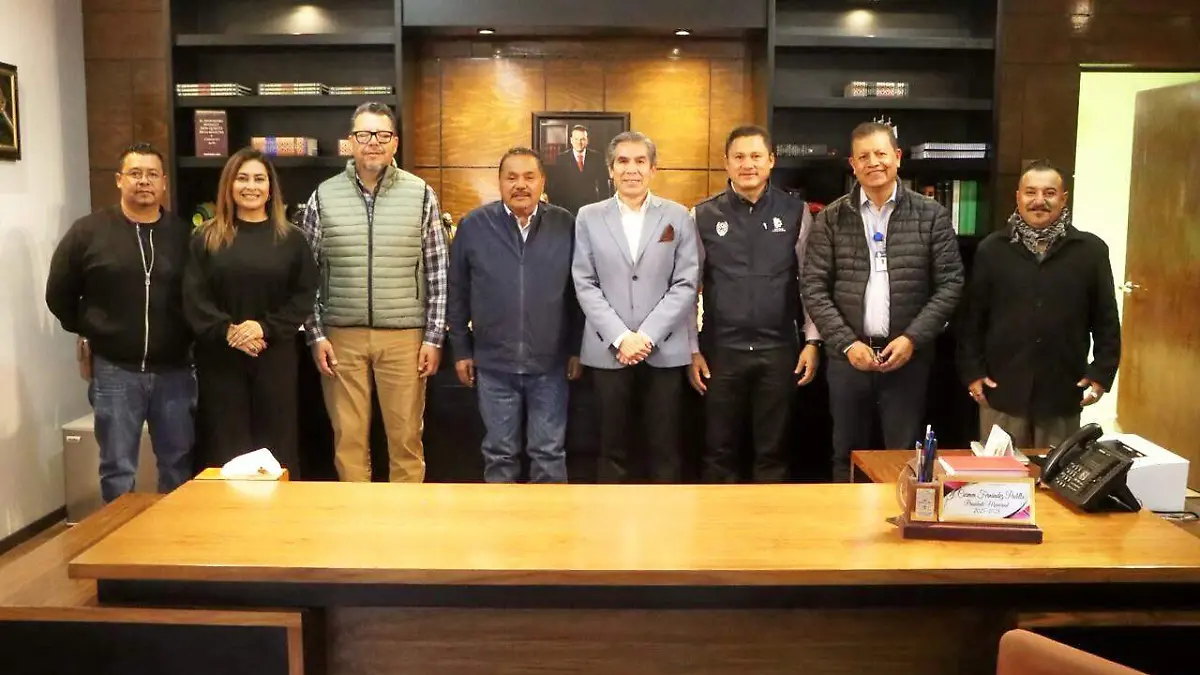 Foto grupal de asistentes a la reunión.