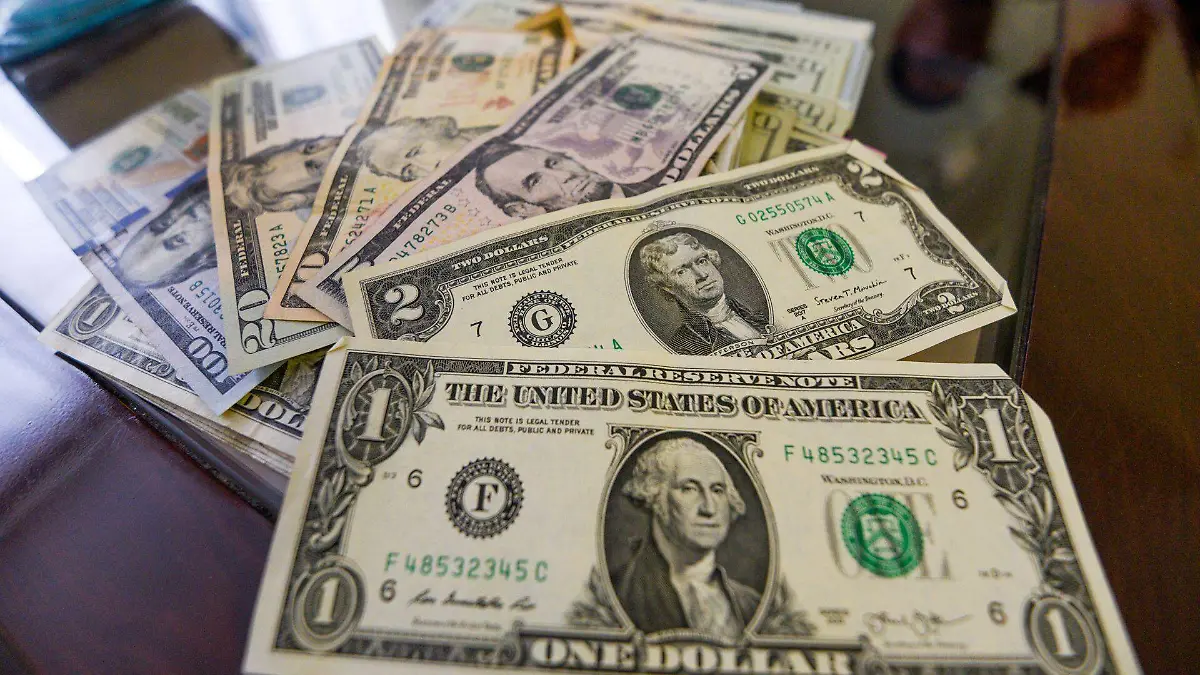 1038679_Precio del dólar baja_web