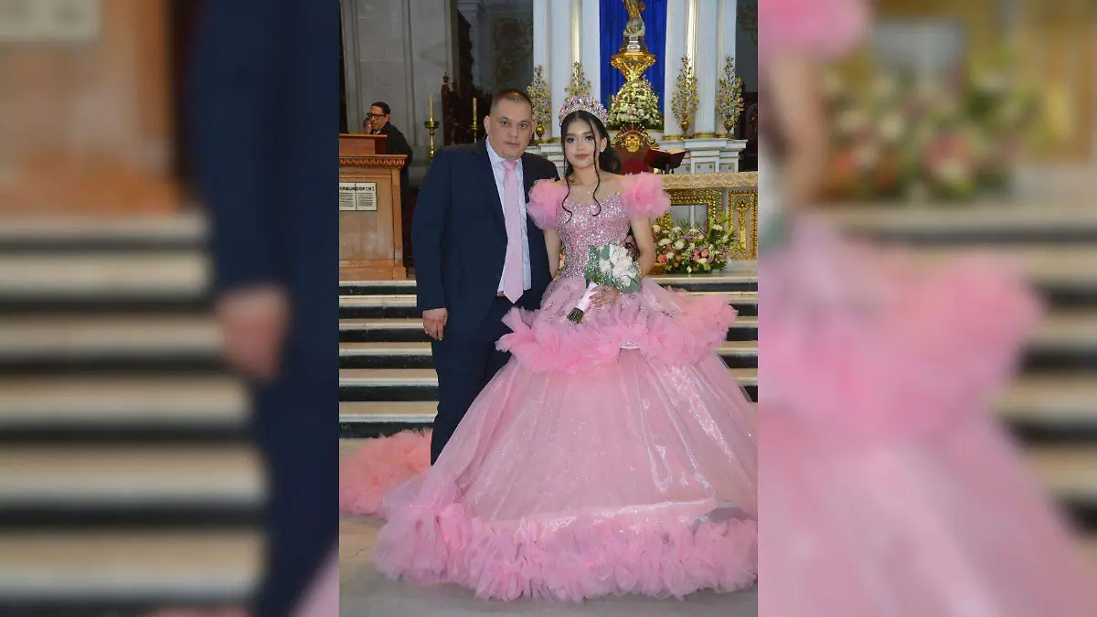 El señor Tomás Enrique Leyva Reyes felicitando a su linda hija