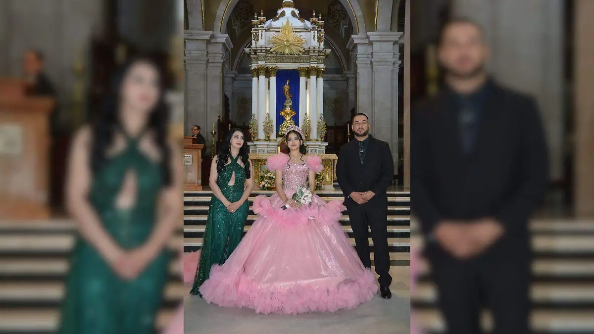 Sus padrinos posaron junto a Camila al término de la misa