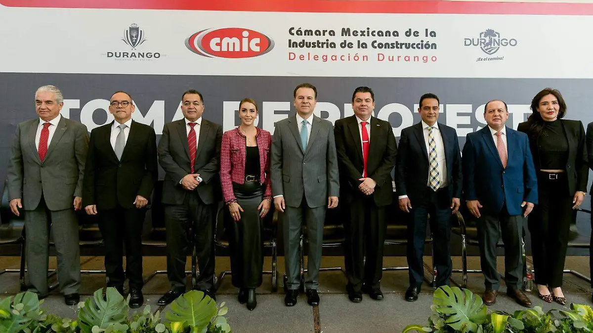Vienen buenos tiempos para Durango y la obra debe quedarse en manos duranguenses, aseguró el Gobernador Esteban durante toma de protesta de la CMIC 2026-2028 (6)