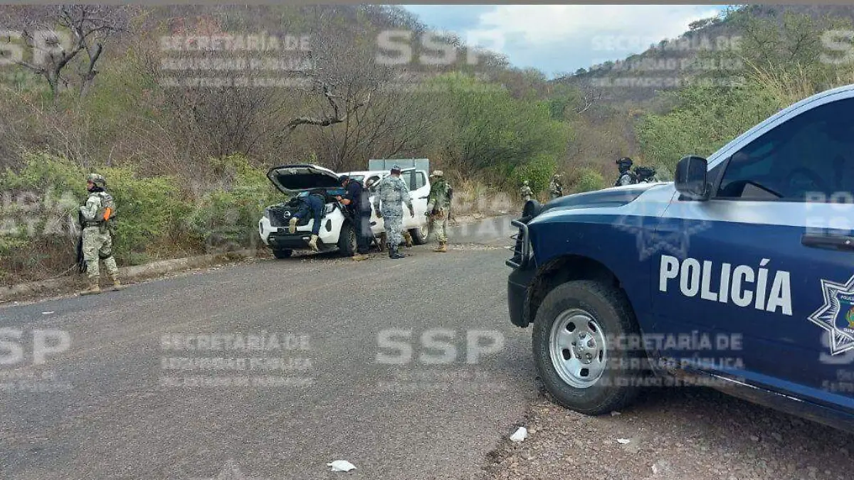 Decomisan camioneta con armas y equipo táctico