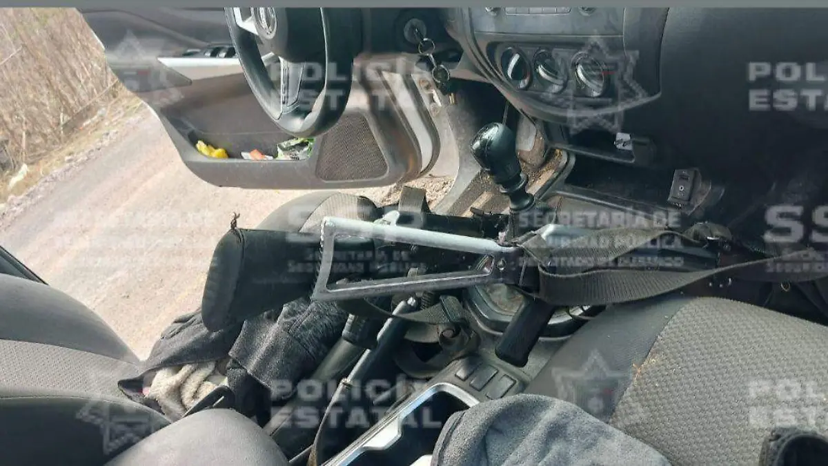 Decomisan camioneta con armas y equipo táctico