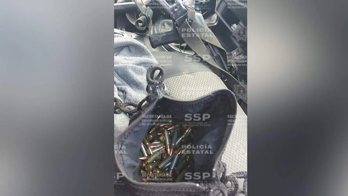 Decomisan camioneta con armas y equipo táctico