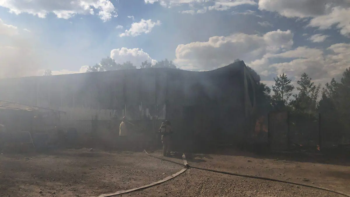 Controlan incendio de bodega industrial en Durango