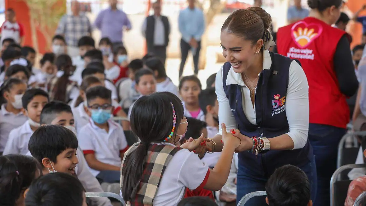 Entrega Marisol equipo de cocina para los comedores de dos primarias de Gómez Palacio (5)