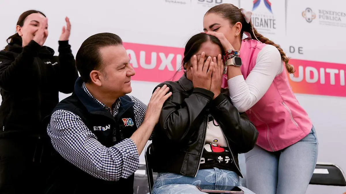 Mamá e hijo escuchan por primera vez sus voces con auxiliares auditivos de conducción ósea entregados por Marisol Rosso y el gobernador Esteban (4)