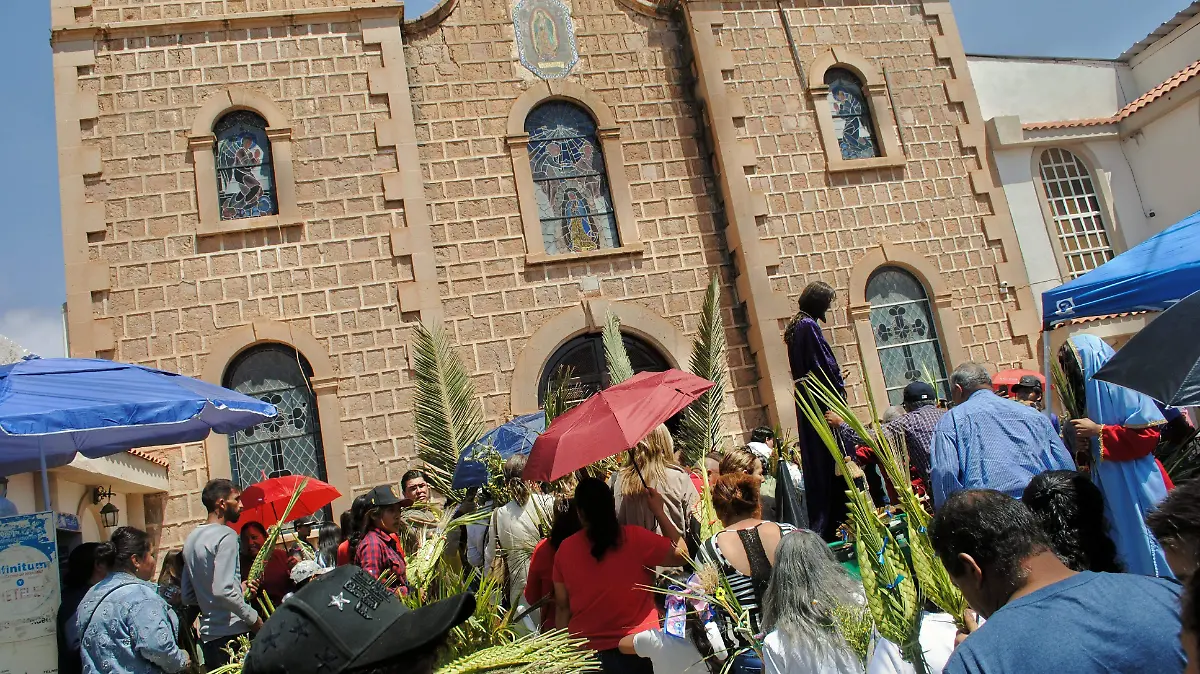 Acceso de contingentes al templo parroquial