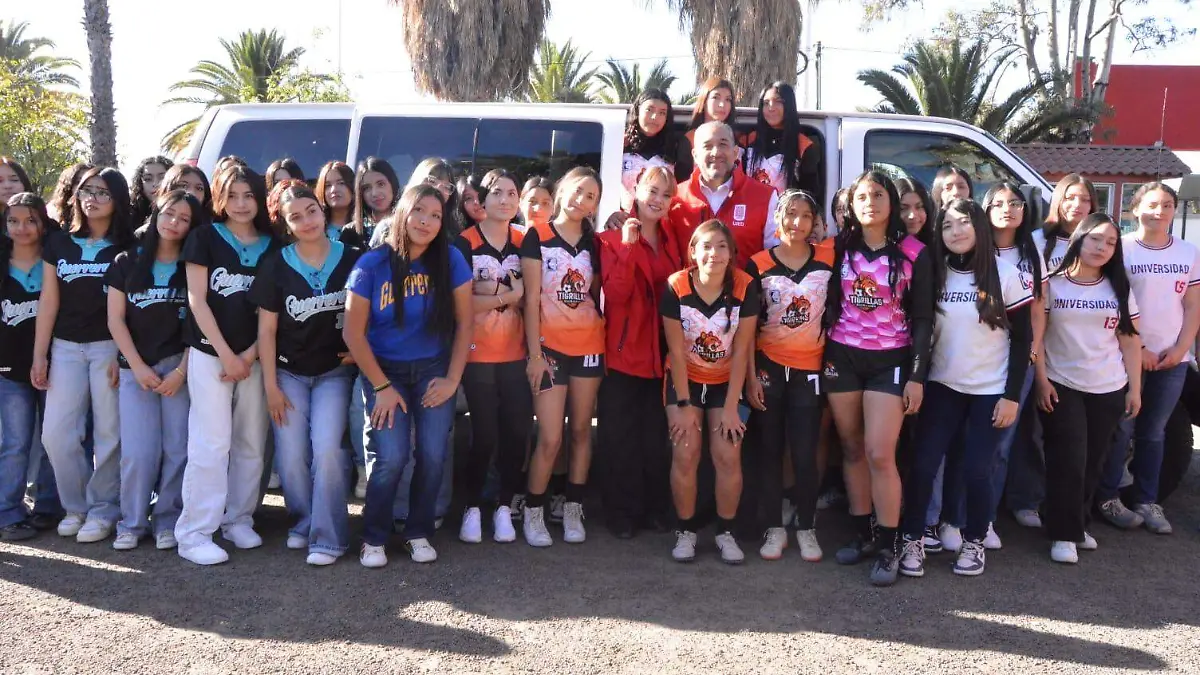 Rector de la UJED entrega Vehiculo al CCH 2.